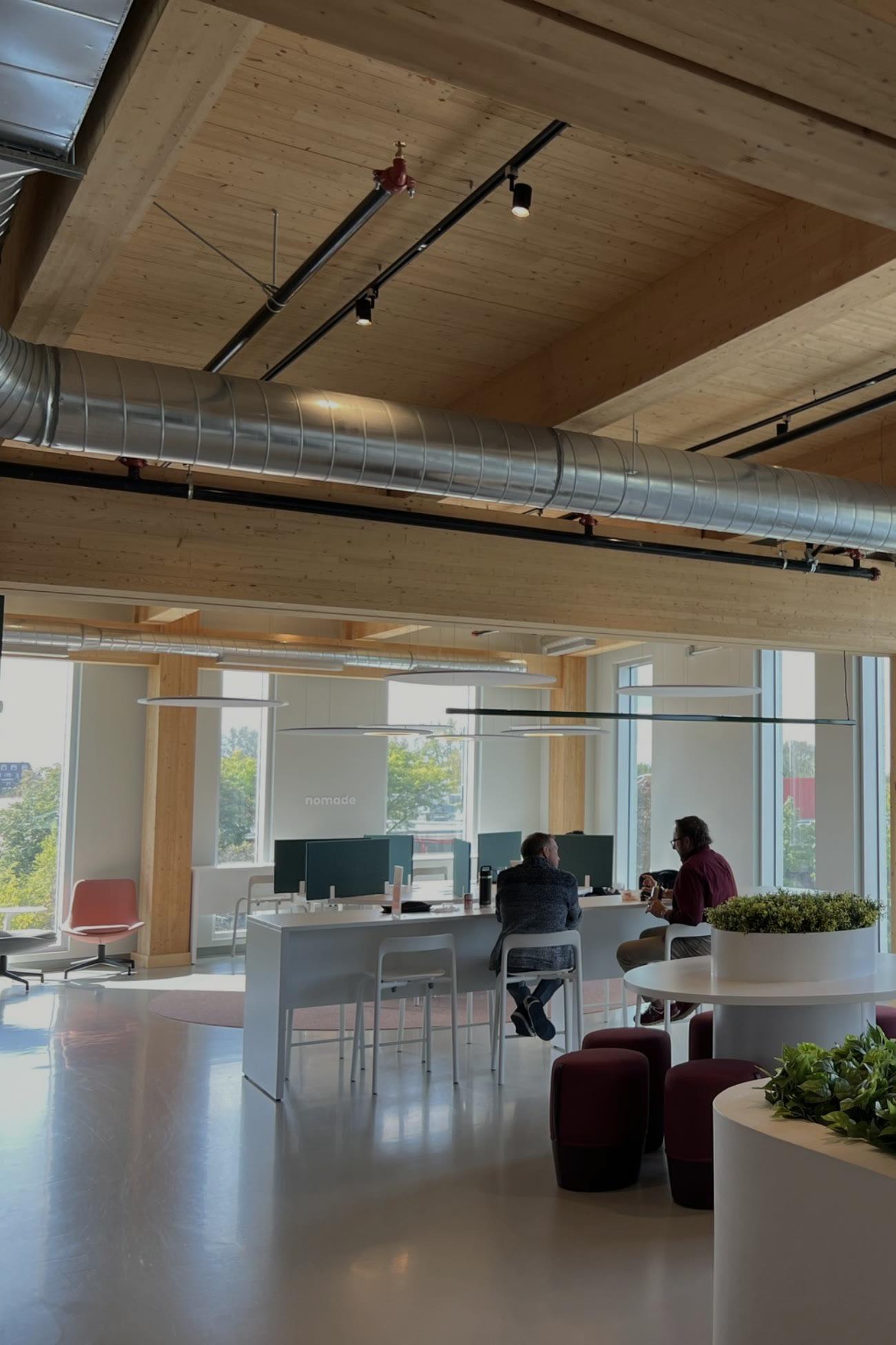 L'espace de travail ouvert, avec ses postes et sa lumière naturelle