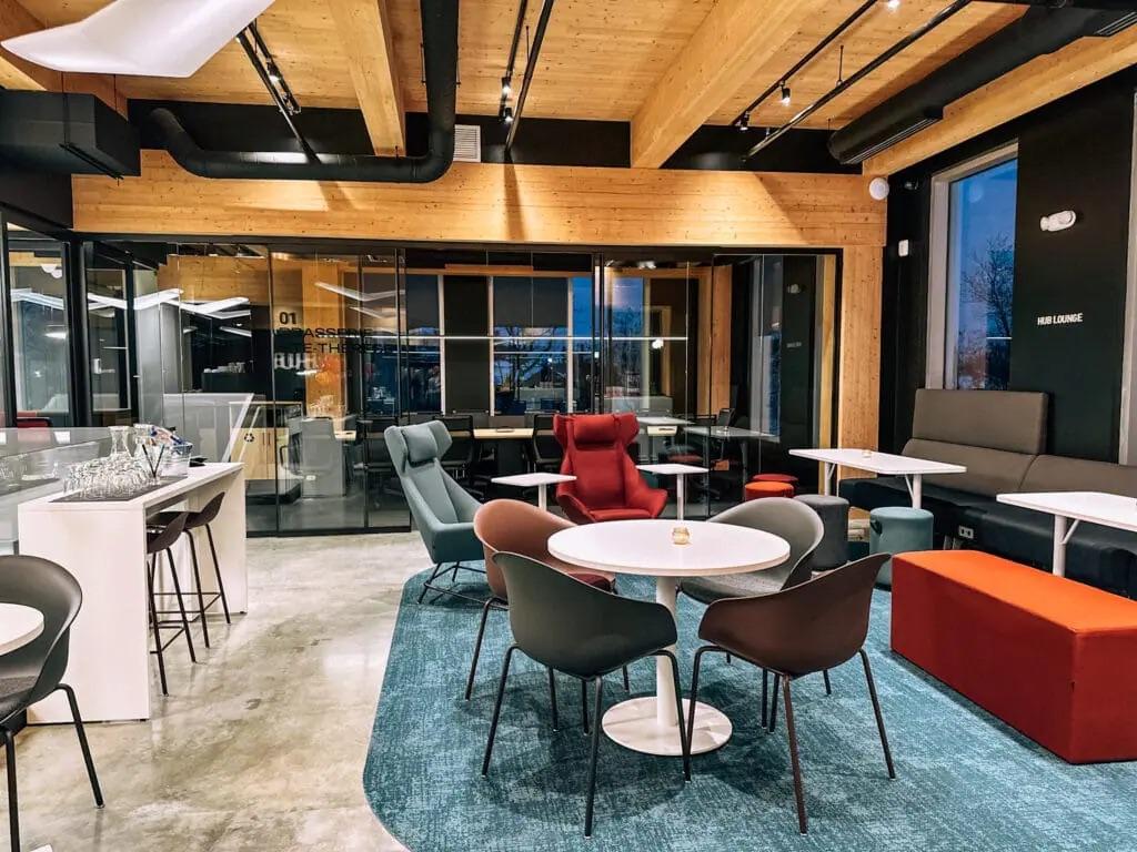 Le lounge et ses fauteuils