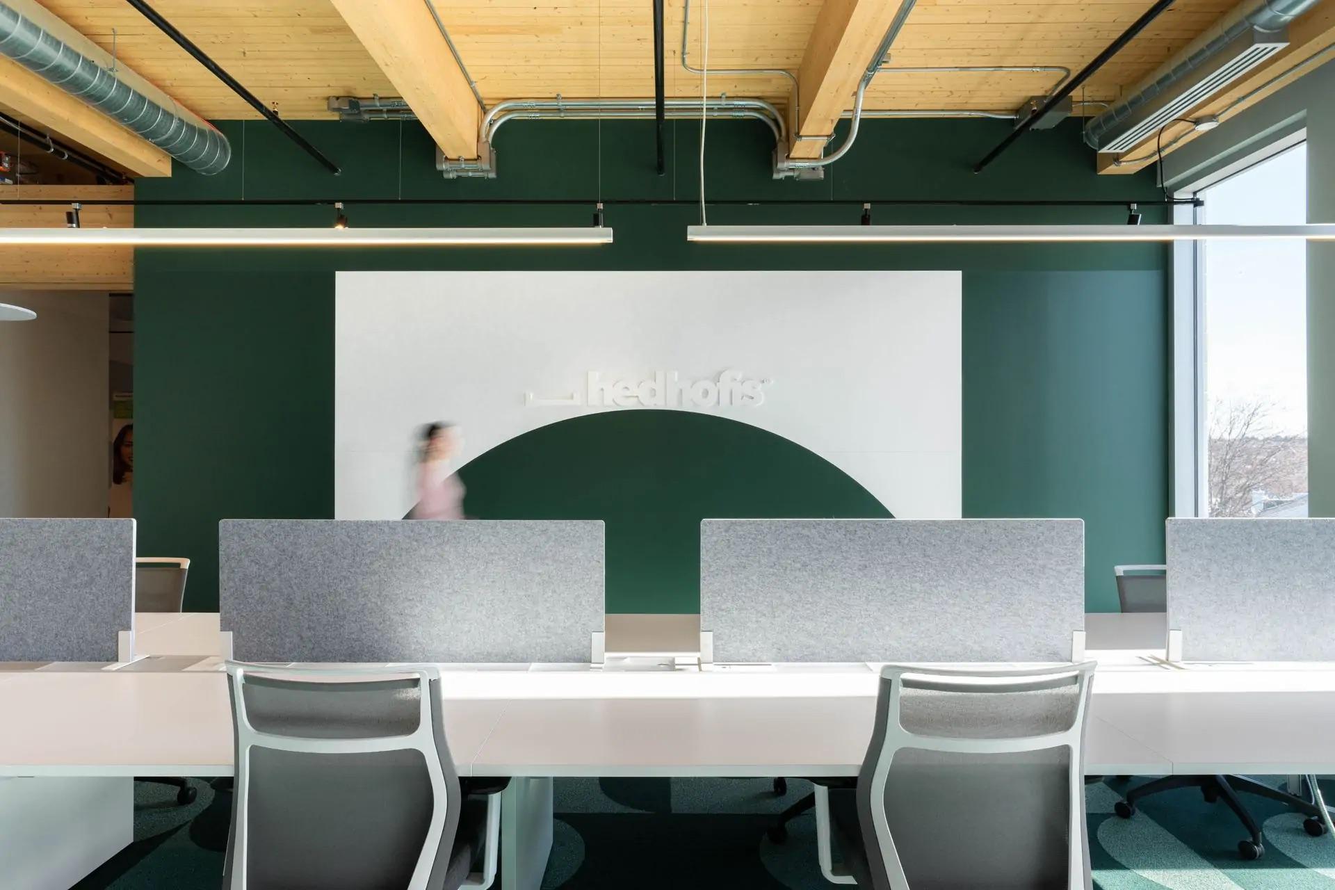 Les postes de travail devant le mur vert